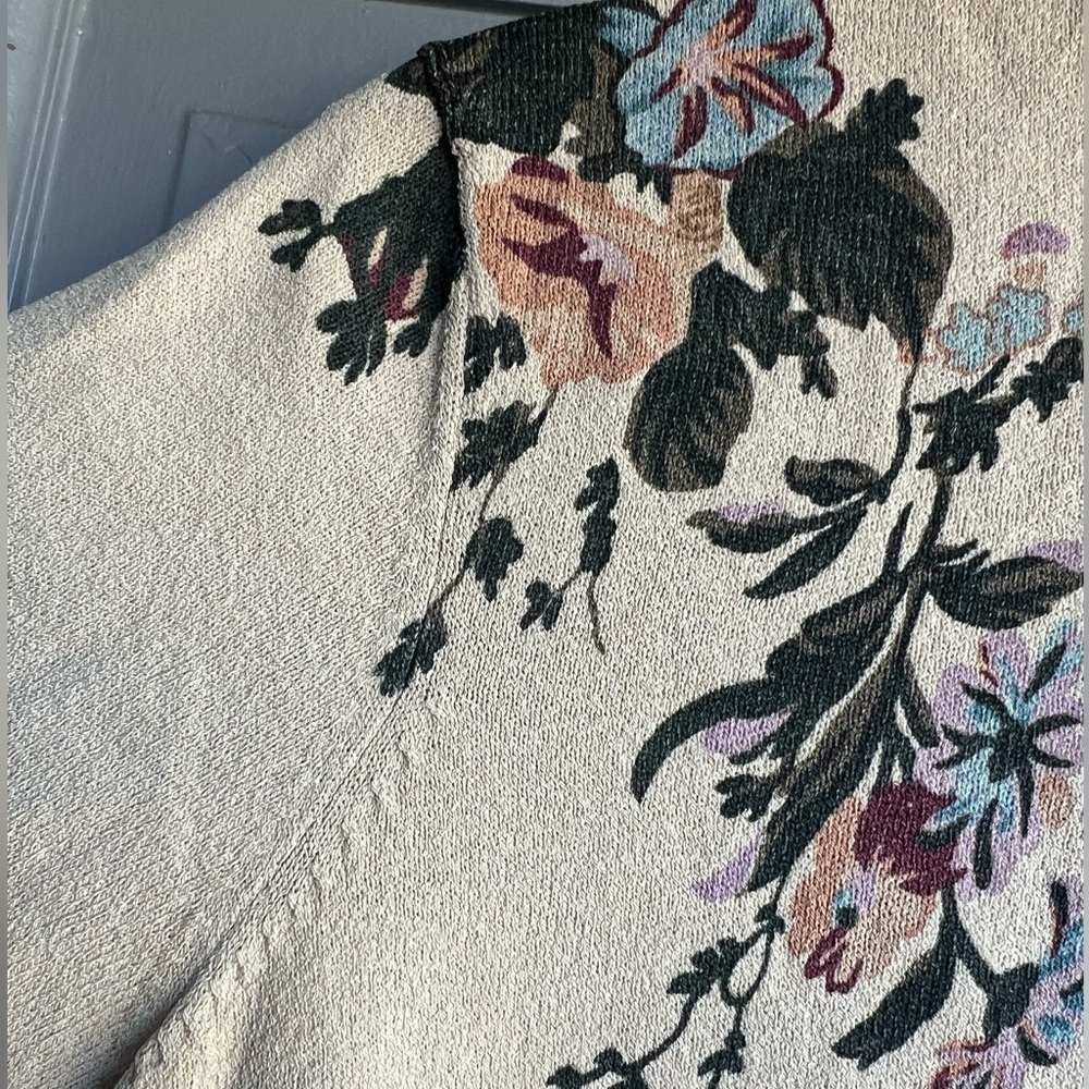 Jones New York size M gorgeous floral short sleeve top in neutral‎ colors - Picture 3 of 7